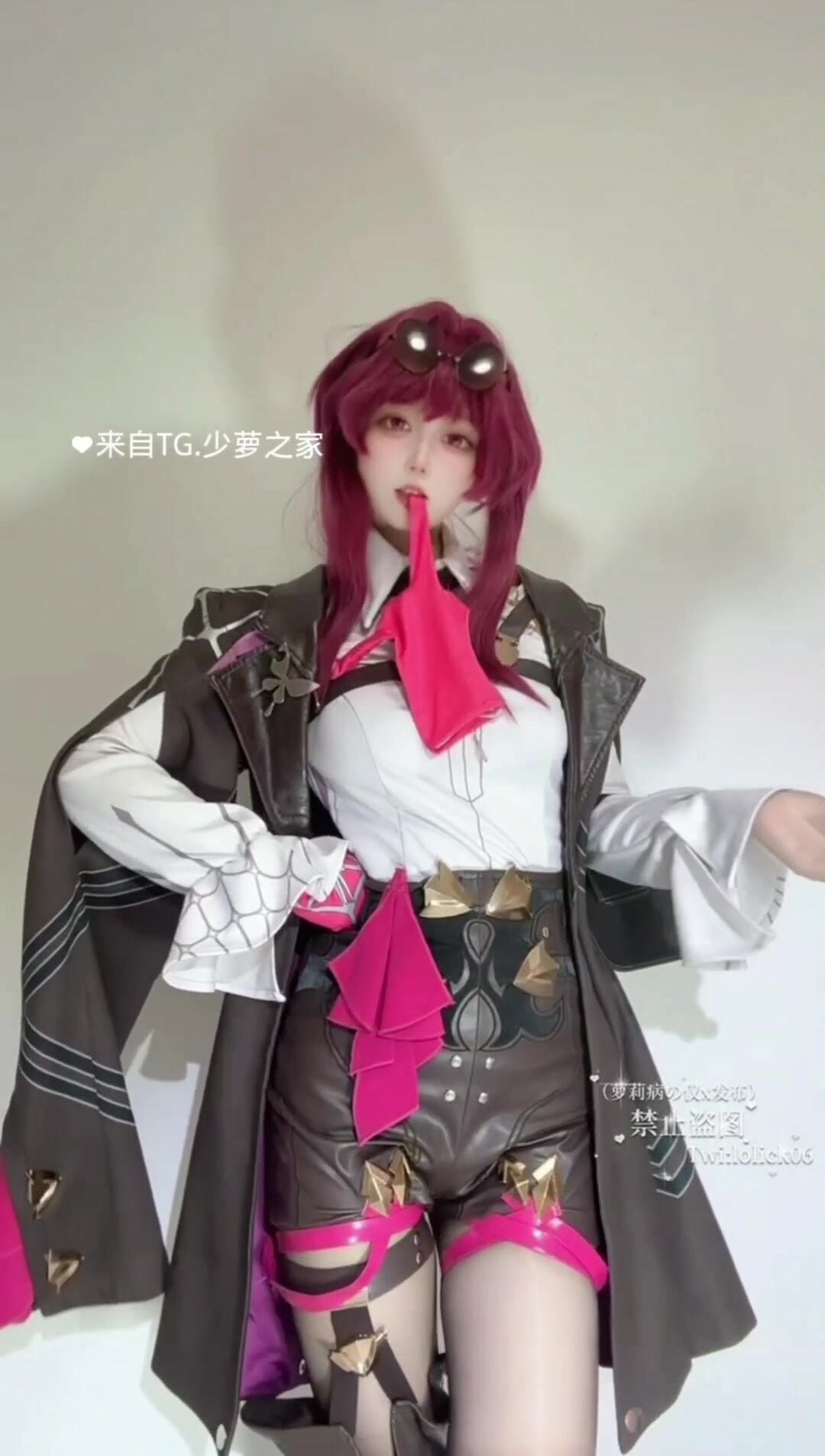 Dâm nữ cosplay show vú bự bú cặc giả cực dâm